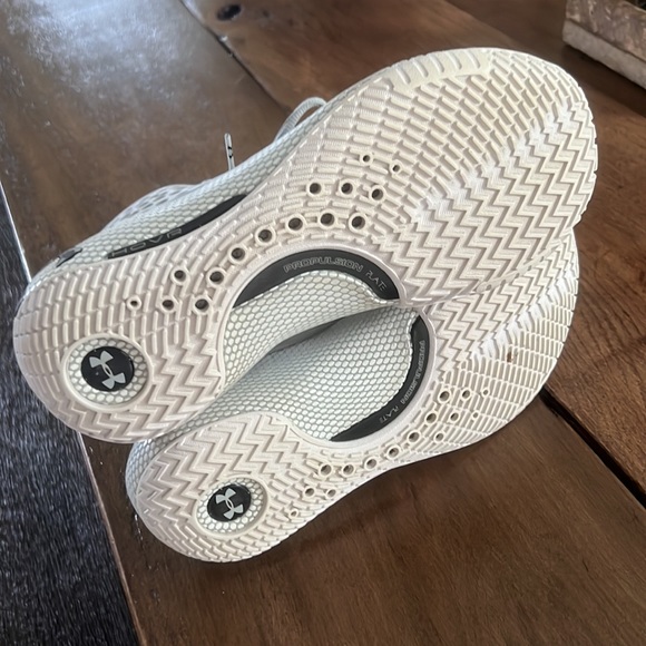 UA HOVR basketball shoes. Size 8 - Picture 7 of 8